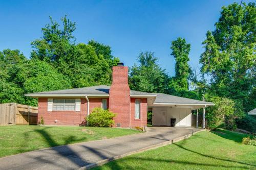 Vicksburg House | Inviting Vicksburg Home w/Patio + Charcoal Grill!