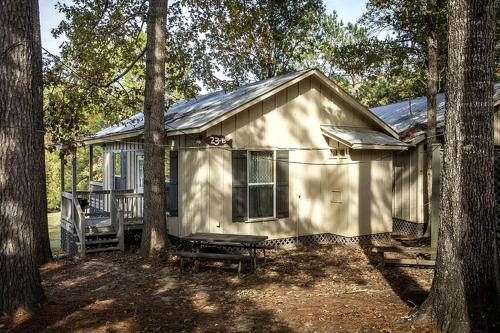 Zwolle House | Inviting Waterfront Cabin with Private Pond and Outdoor Deck Near Zwolle, Louisiana