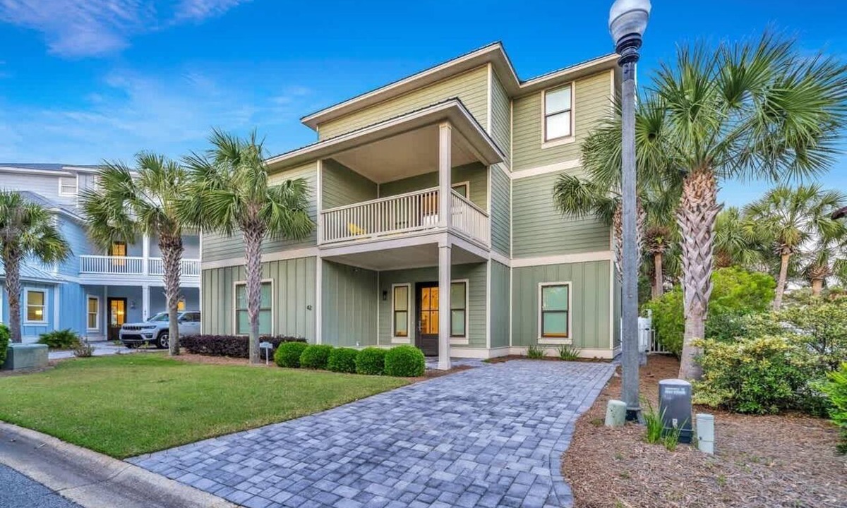 Emerald Waters Village House | Iorana II | 3 Night Specials in August! | 2 PM Check In! | Game Room | Private Pool | Sleeps 21, Huge Private Master Suite! | Gated Community with Amenities
