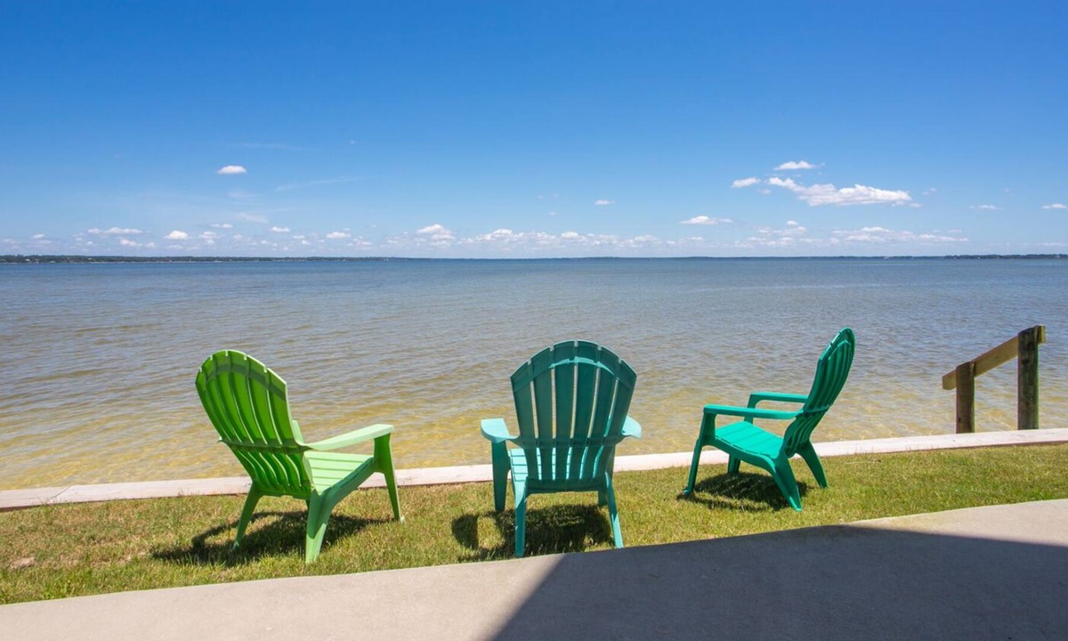 Innerarity Townhomes House | Island Time: Peaceful Waterfront Unit with 2 Kayaks!