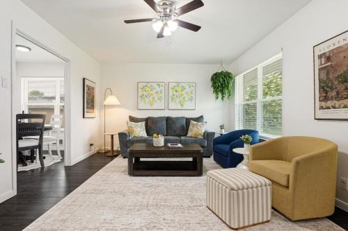 Richardson House | Italian Cottage 2B 1B Duplex KING Pet Friendly