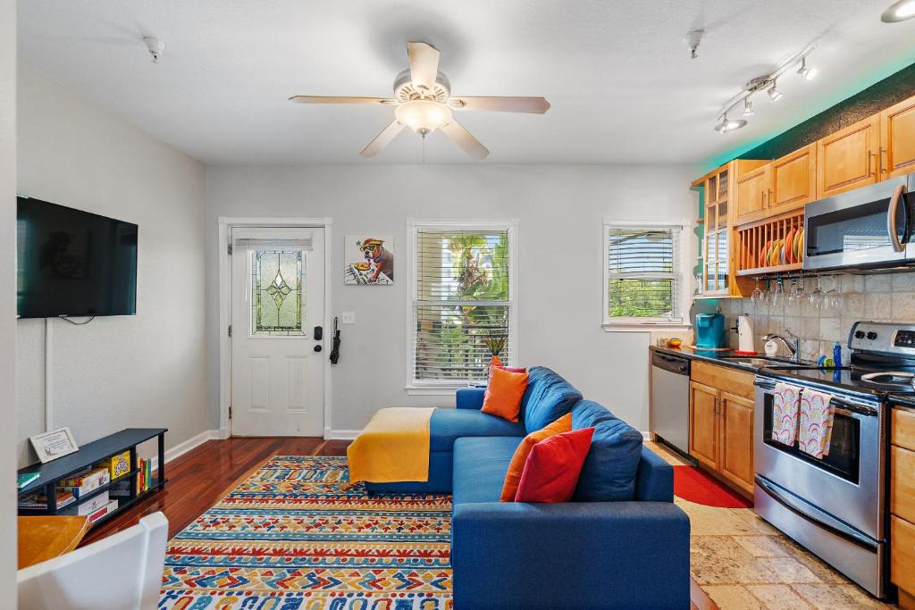St. Petersburg Apartment | Itz a Vibe - 1 bedroom studio in the heart of DTSP