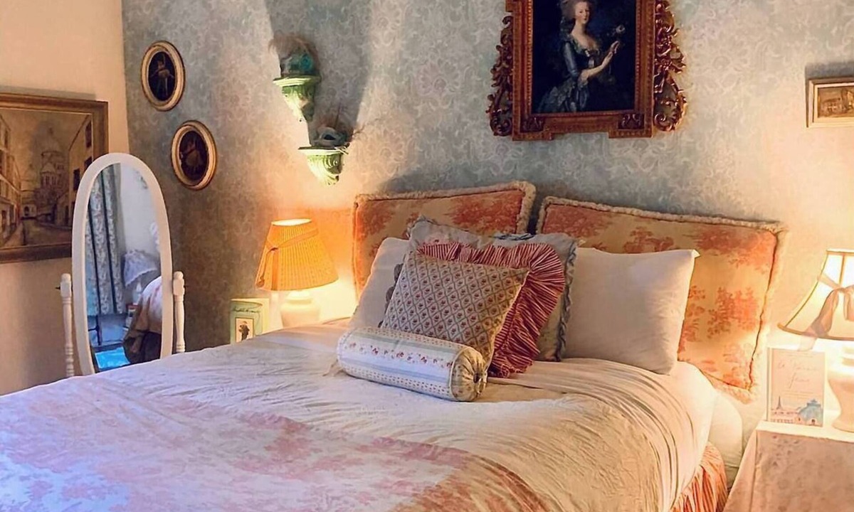 Metairie Apartment | JAZZ FEST! PARIS APT 3BR/1 BA Balcony ON STREETCAR STYLISH French Quarter!