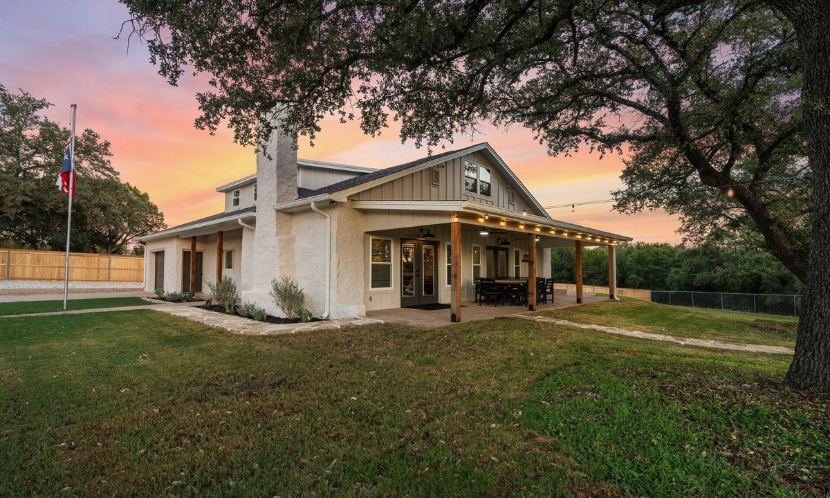 Laguna Park House | Kash Cove Lakeside Retreat - DIRECT LAKE ACCESS + HOT TUB + FIRE PIT + GRILL