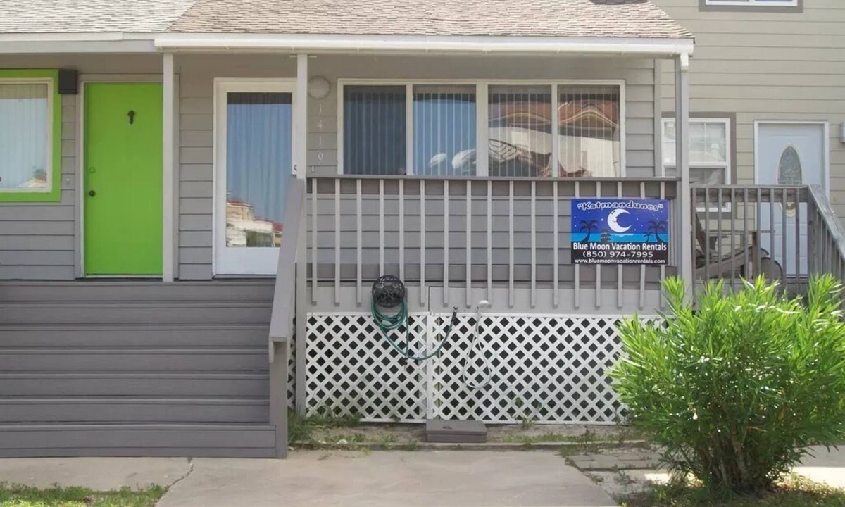 Navarre Beach House | Katmandunes-Soundview Home with Short Walk to Beach and Restaurants