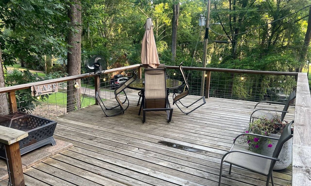 Jefferson House | Kayaks-Canoe-Boathouse-North Shore of Caddo Lake-Frog Town-Water Access