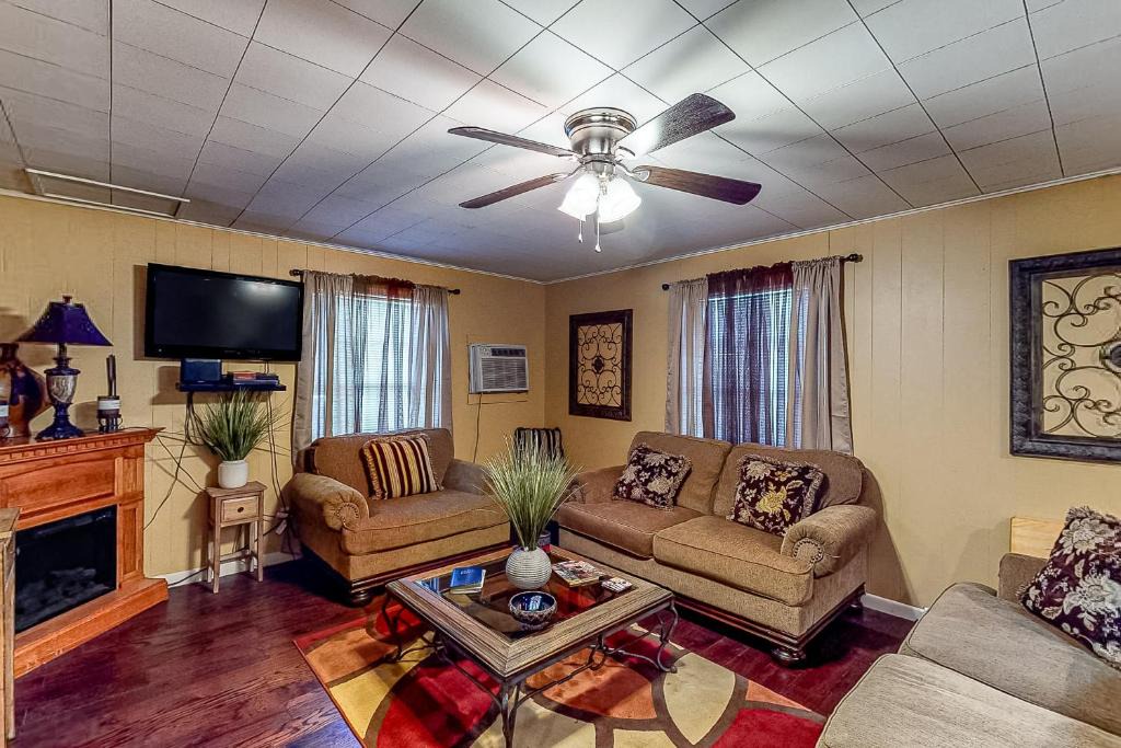 Avinger House | ‘Keepin’ it Reel’ Retreat Near Lake O’ the Pines