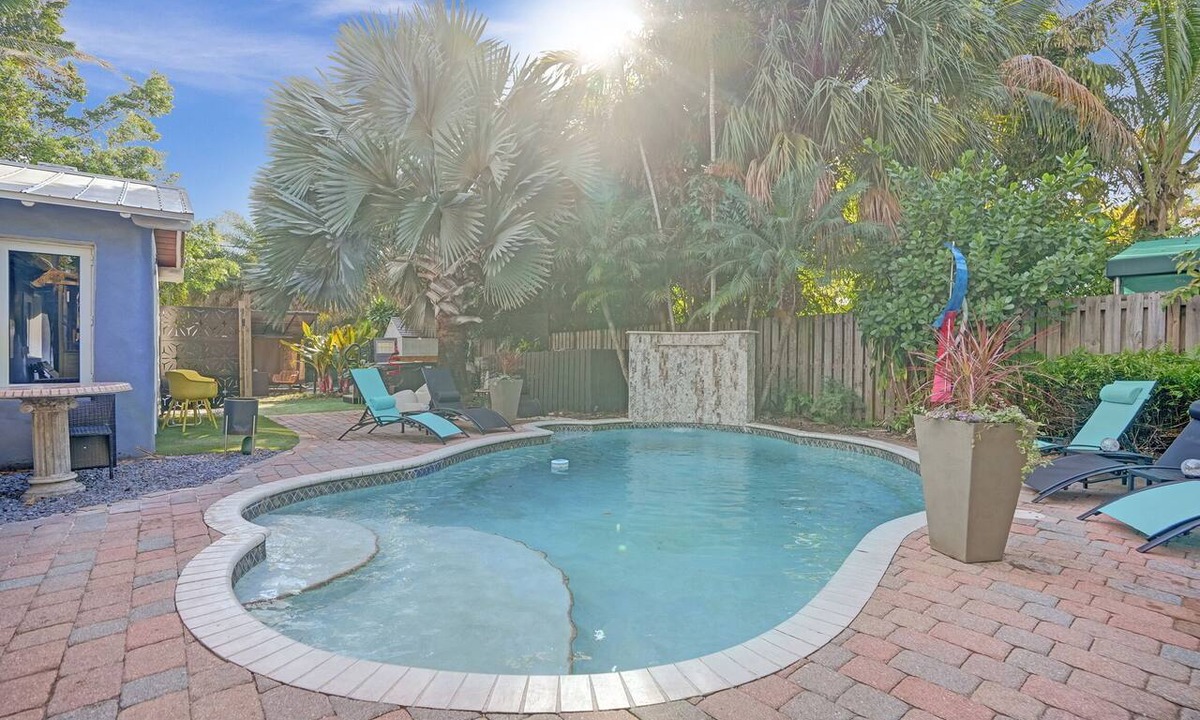 Wilton Manors Cottage | Kiki 3 - Men's Clothing optional Guest House