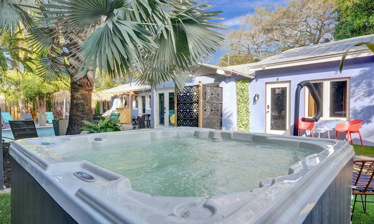 Wilton Manors Cottage | Kiki 4 - Men's Clothing optional Guest House