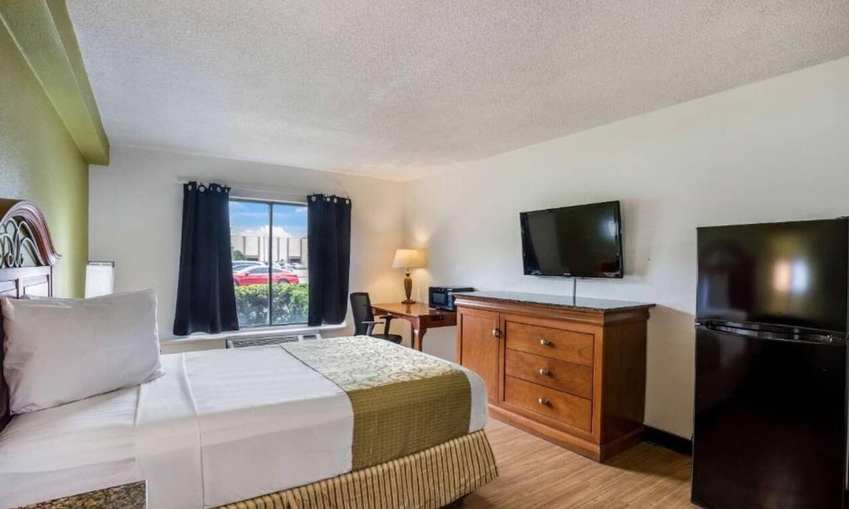 Orlando Apartment | King Bed Non-Smoking