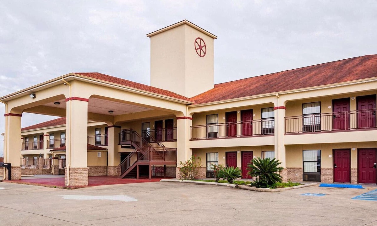 Port Allen Apartment | King Bed | Port Allen LA