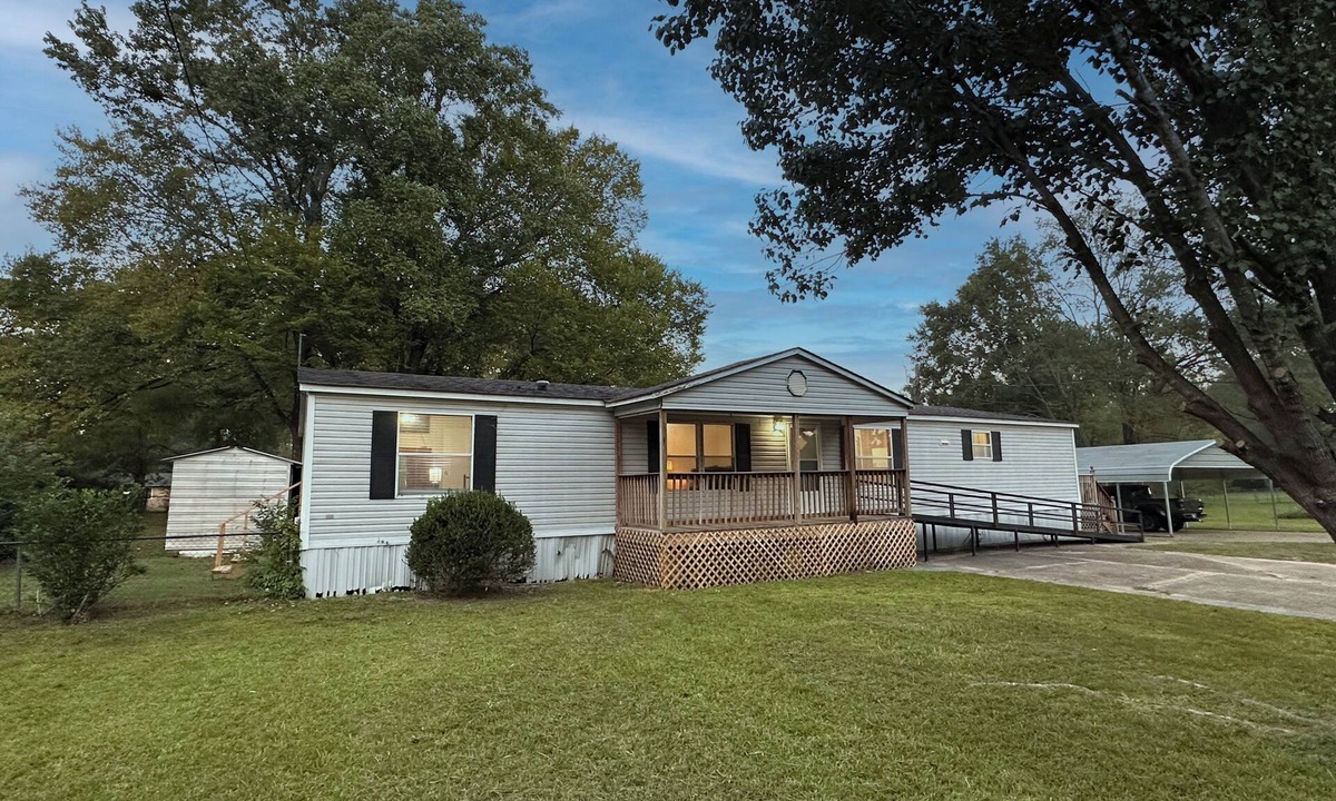 Texarkana House | King Bed - Shop - Patios - Fenced Yard