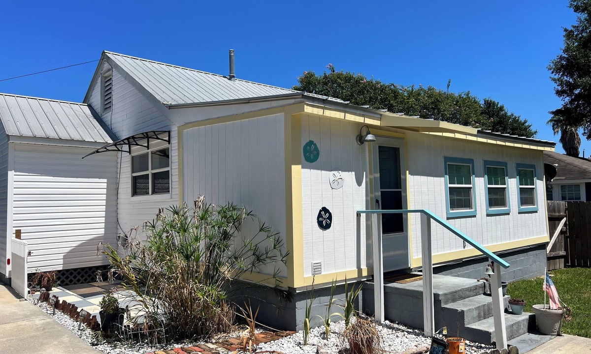 Gulfport Cottage | King Bed/Walk to the Beach/Hammock/Family summer Fun