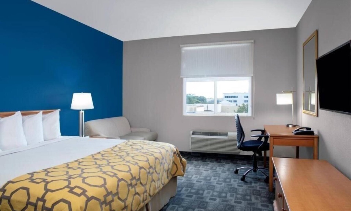 Doral Apartment | King Room Near Doral Park Centre MIA