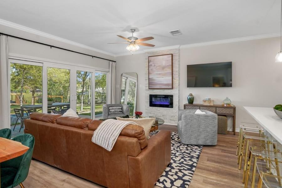 Gun Barrel City House | Lake Front Home HUGE Yard Sand Volleyball & Spa