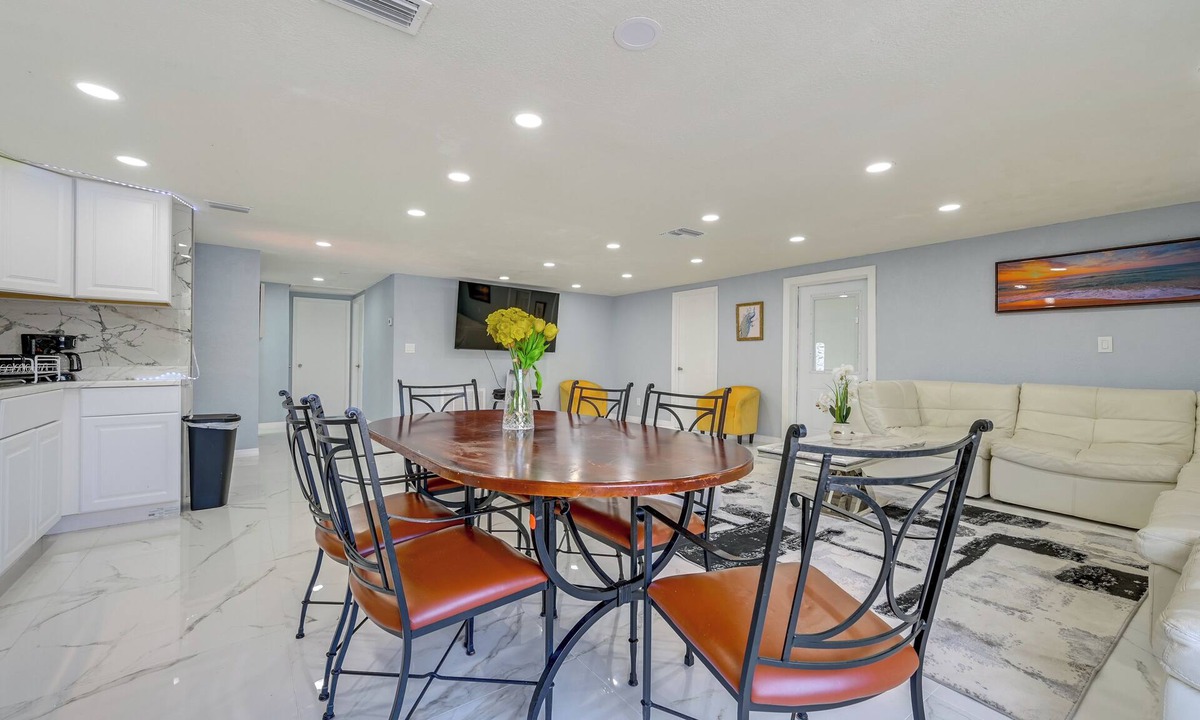 Aloha Gardens Cottage | Lakefront Anglers Oasis in Holiday! 8 Mi to Beach