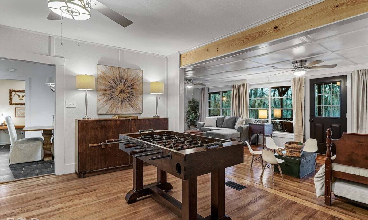 Uncertain House | Lakefront cabin with sweeping views of Caddo Lake, lakeside to the pier and kayaks, plus a foosball table for fun downtime.