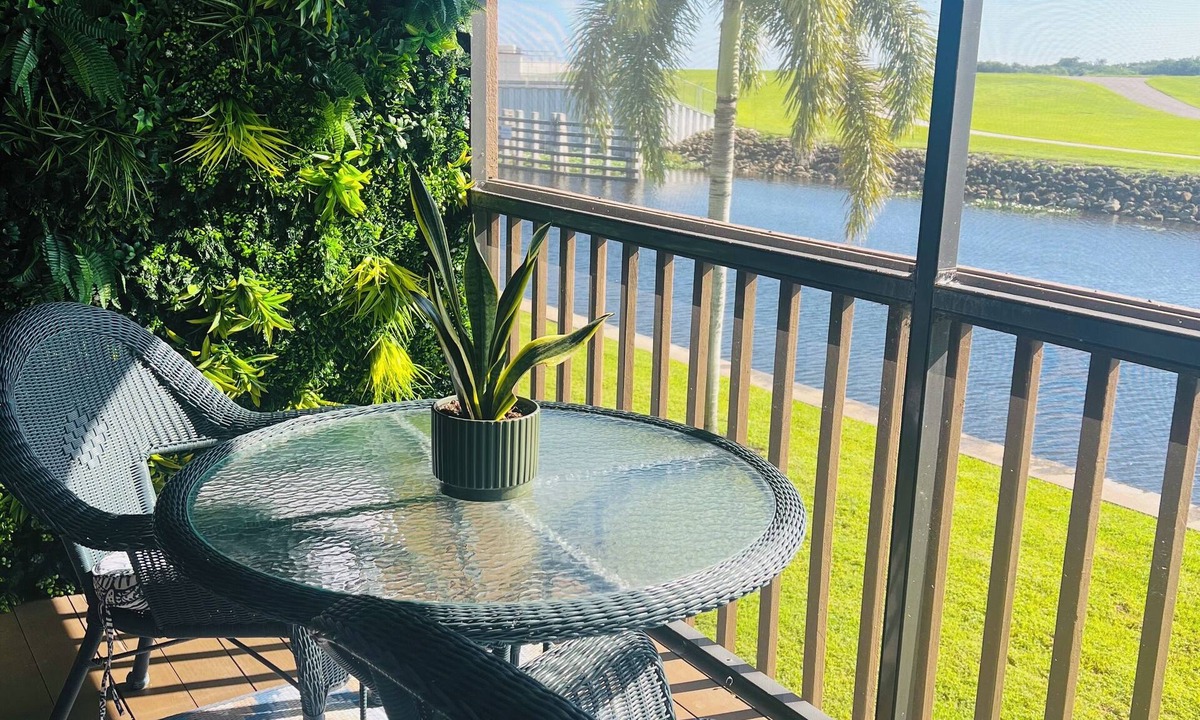 Clewiston Apartment | Lakefront Condo in Clewiston Heated Pool Fishing Paradise Sleeps 4