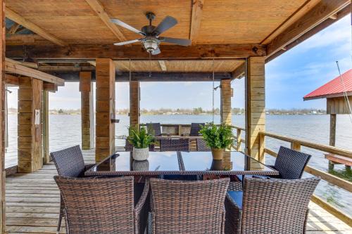 Oscar House | Lakefront Oscar Home w/Game Room + Boat Dock!