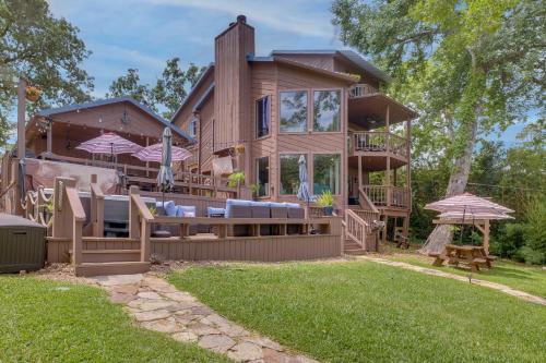 West Livingston House | Lakehouse: Hot Tub, Waterslide, Game Room & Kayaks