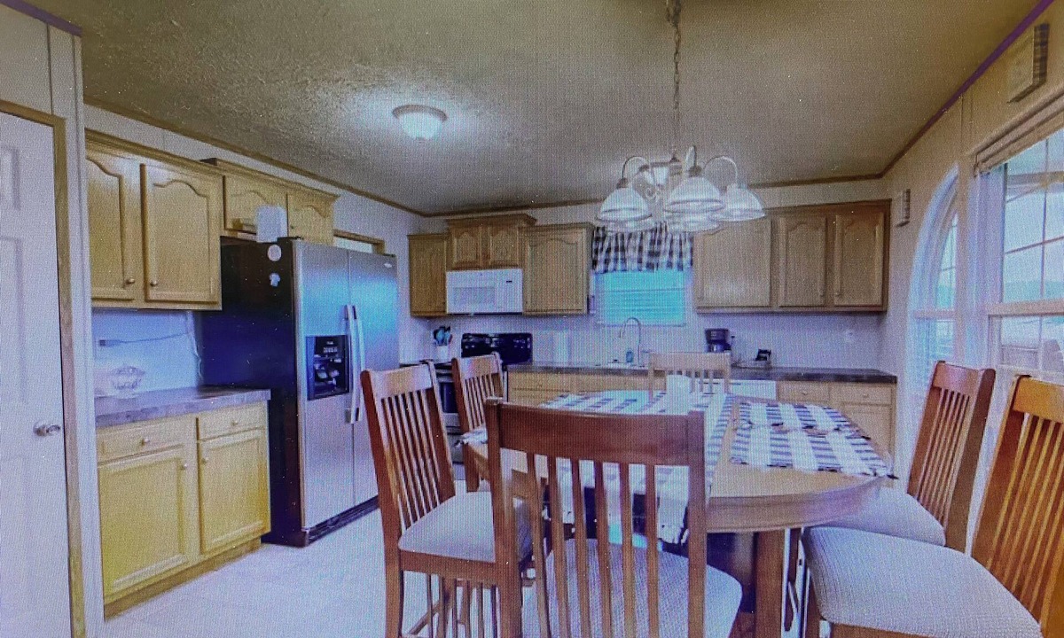 Delta House | Lakeside 2-bedroom house in adorable Delta with cool AC and charm