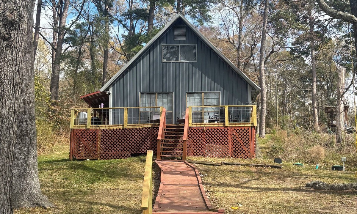 Pelican Cabin | Lakeside cabin: 3-Bed Camp for Unforgettable Memories!