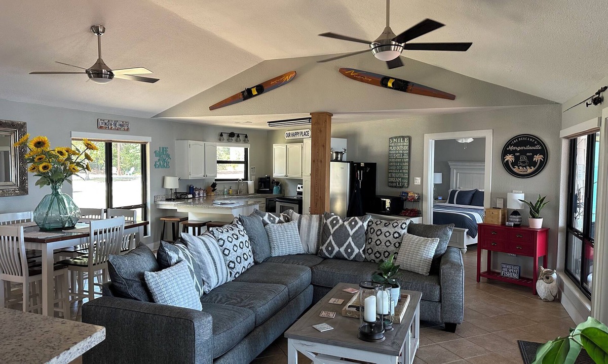 West Livingston House | ~ Lakeside Getaway In a Small Town ~