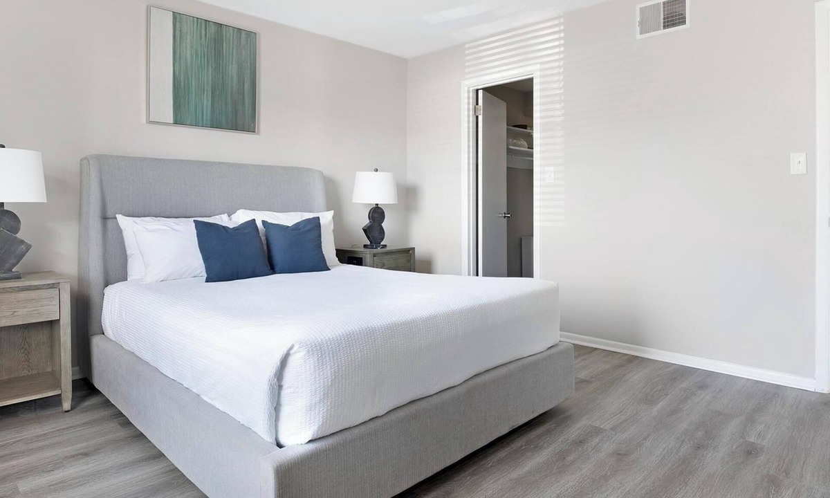 Homewood Apartment | Landing | Modern 1BD, Gym, Pool