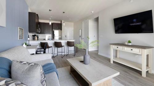 Corinth Apartment | Landing Modern 1BD Pool Gym