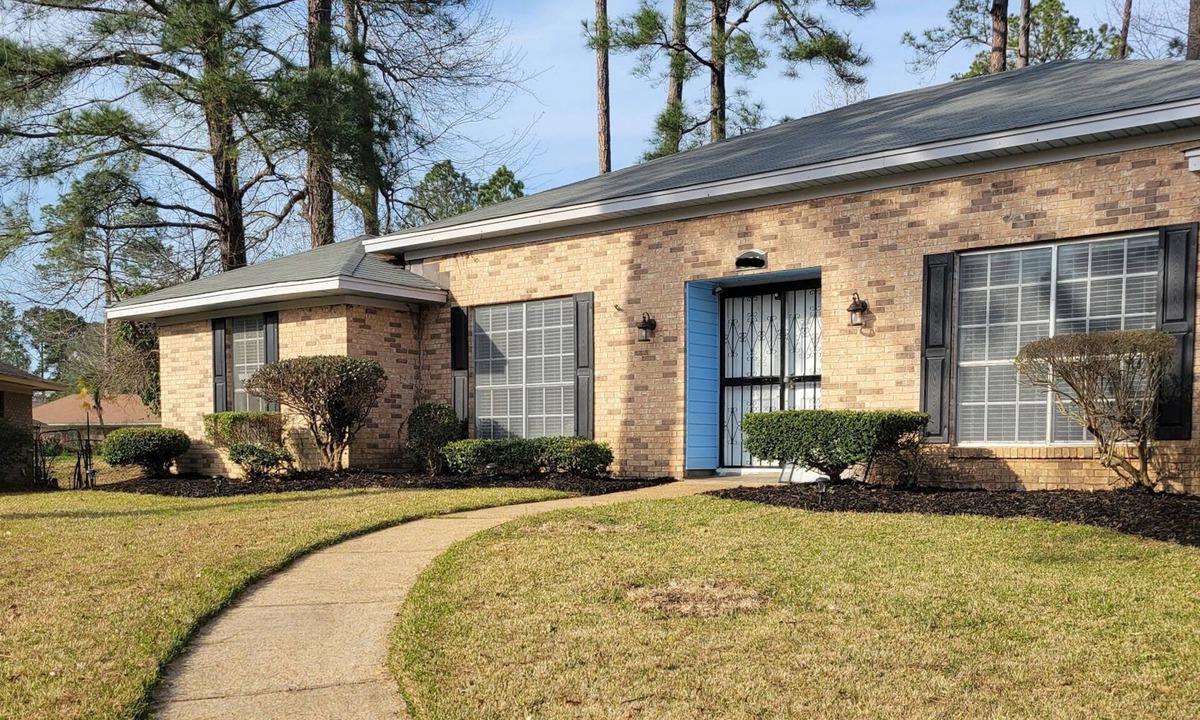 Tougaloo House | Large Cozy 4 bedroom home sleeps 8 w/pool