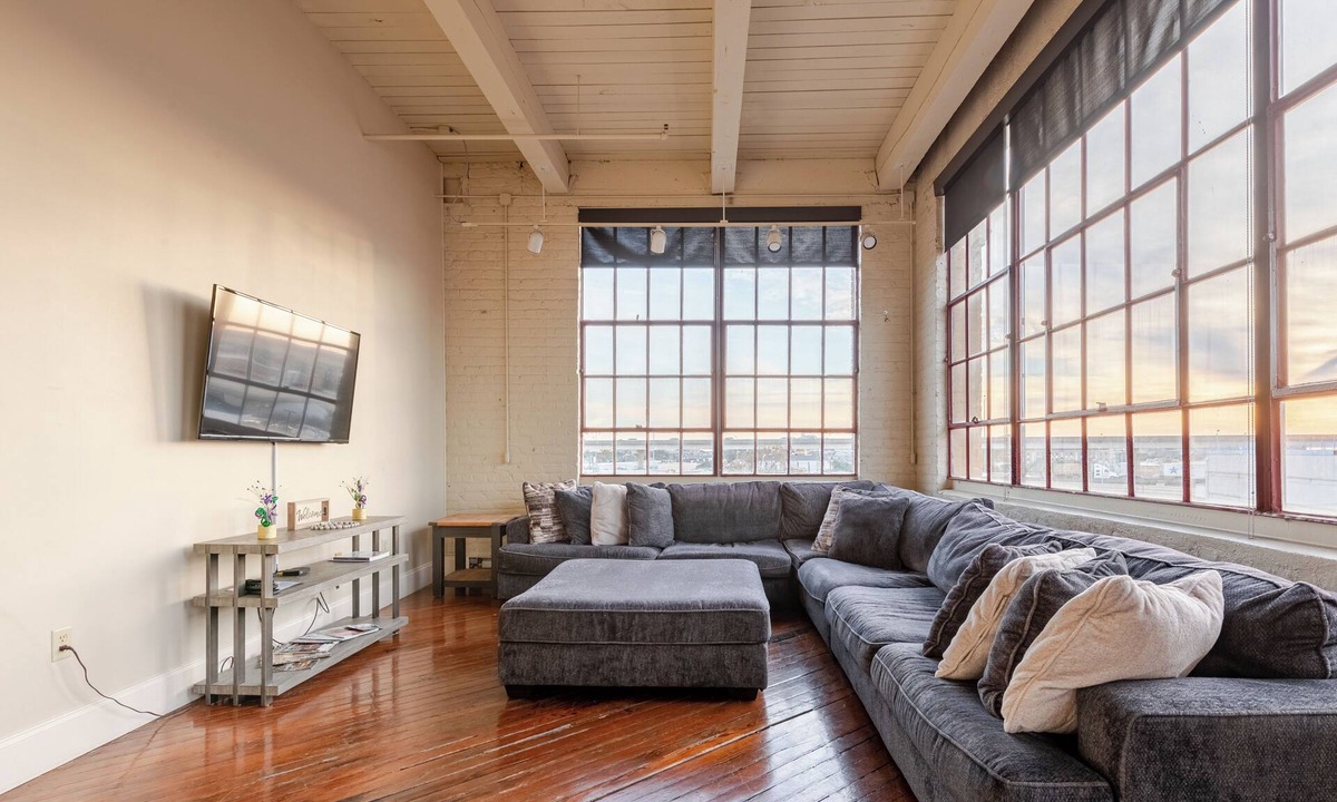 Central Business District Condo | Large Downtown Condo with Magnificent City Views and Secure Onsite Parking