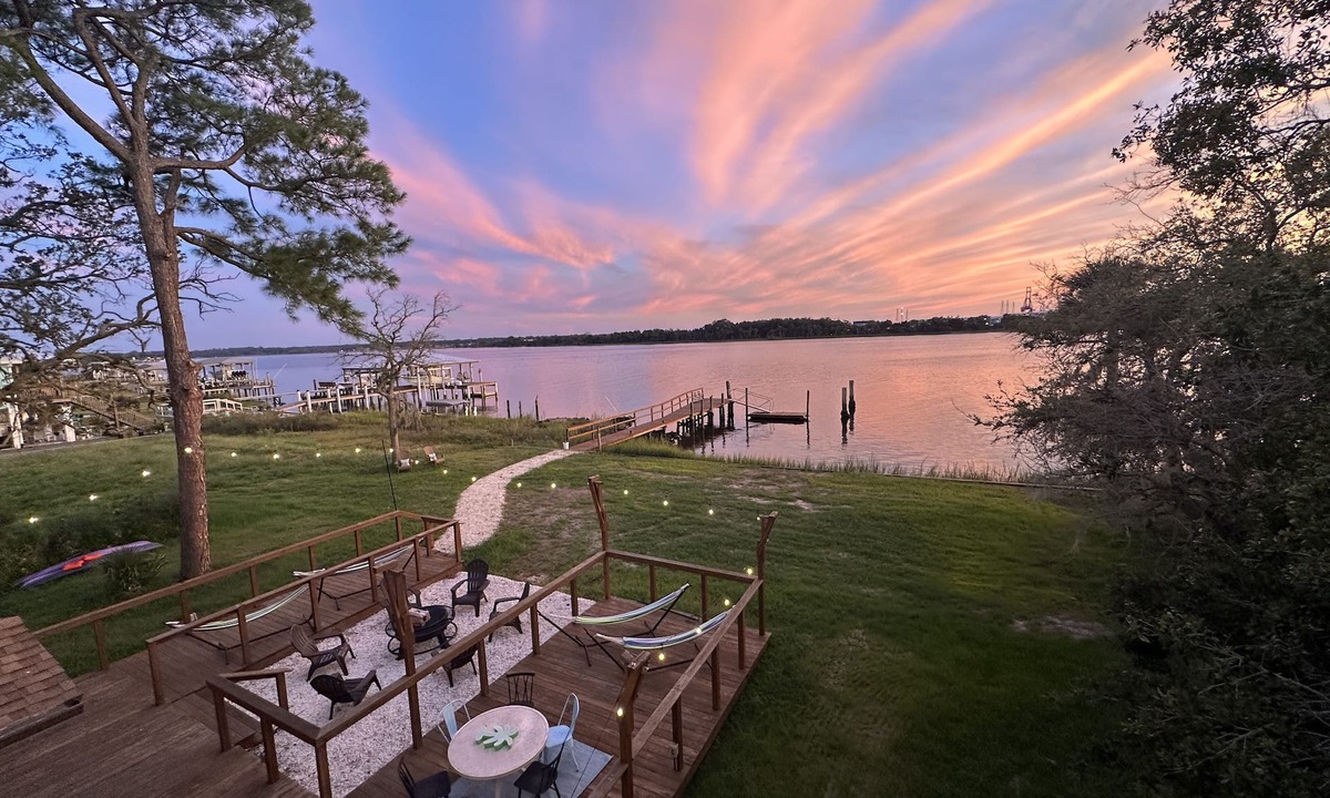 Brown Island House | 🌅LARGE Luxury Riverfront Dock Retreat🎣Peaceful Dolphins🐬LONGER STAYS🌴2 KINGS👑