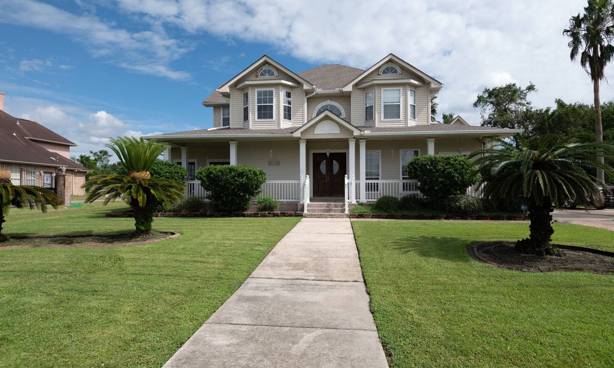Algiers House | Large Mini Mansion 5 bedroom home, Bed and Breakfast