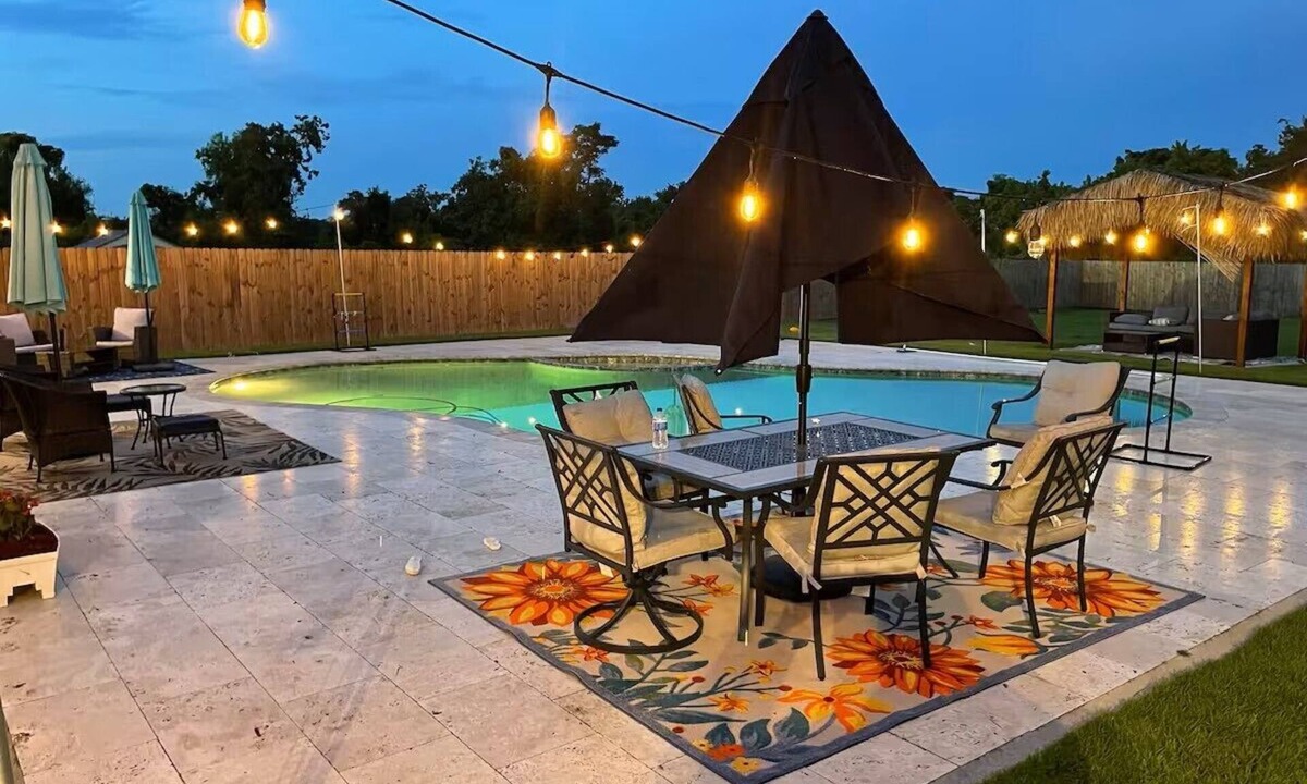 Algiers Bed & Breakfast | Large Mini Mansion with Oasis backyard with large saltwater pool and Jacuzzi!