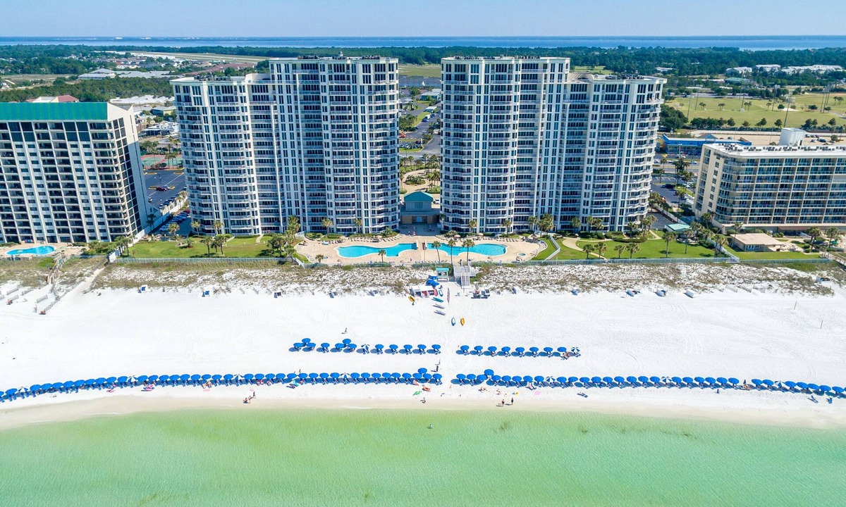 Destin Condo | Lavish 2-story beachfront penthouse w/media room & balcony!