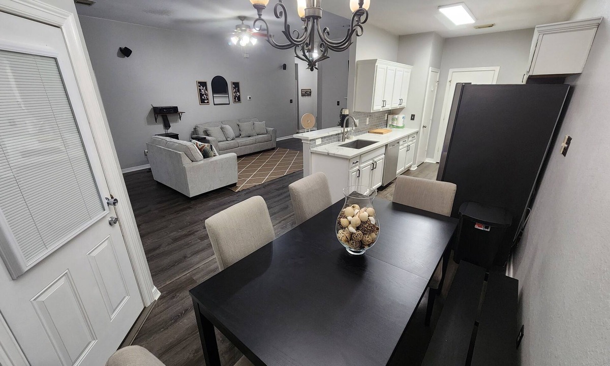 League City House | League City 3/2 Home with direct Jogging Path access to Grocery Store