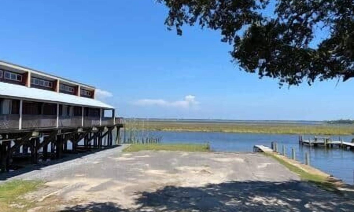 Gautier House | Legend Oaks room 4 over the water