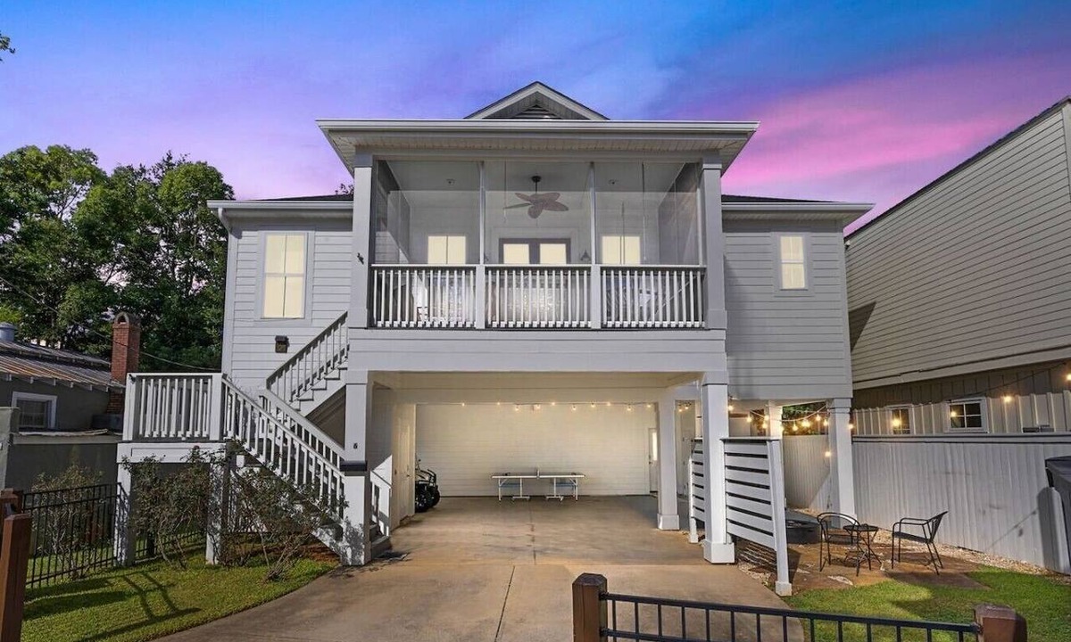 Fairhope House | Les Bons Temps on Minnich (Heart of Downtown)