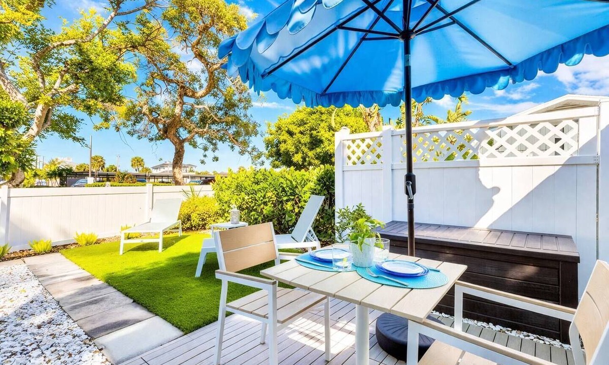 Sarasota Cottage | Lido Bungalow Walk to Beach & St. Armand's Circle