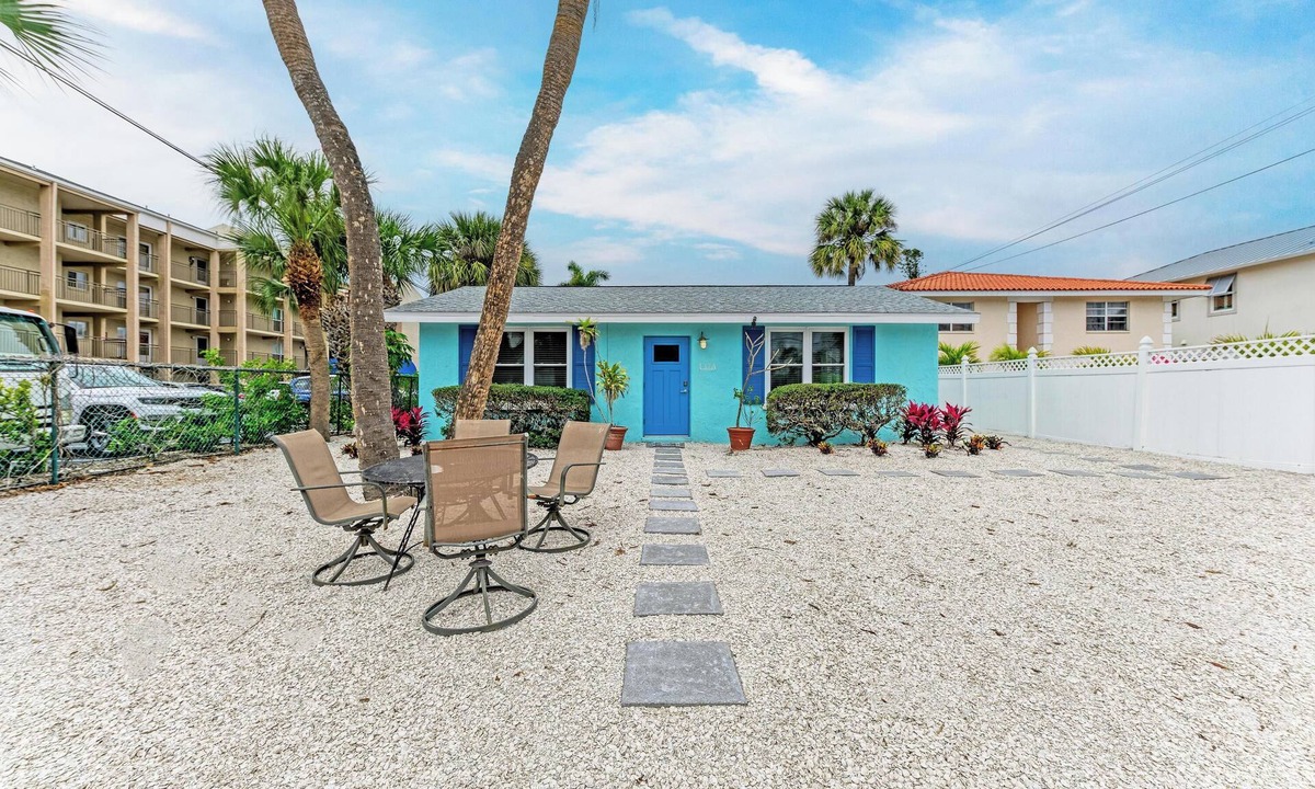 Sarasota Cottage | Lido Key House- Ultimate Beach Escape, Steps from the beach & St. Armand's