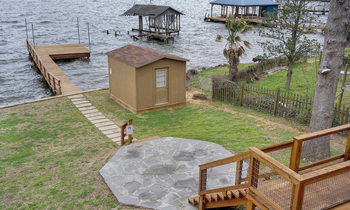 Henderson County House | Little Red Lakehouse