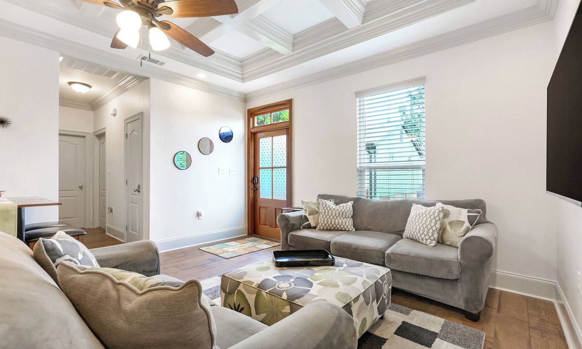 Hollygrove Cottage | Live like a local! - Private Guesthouse