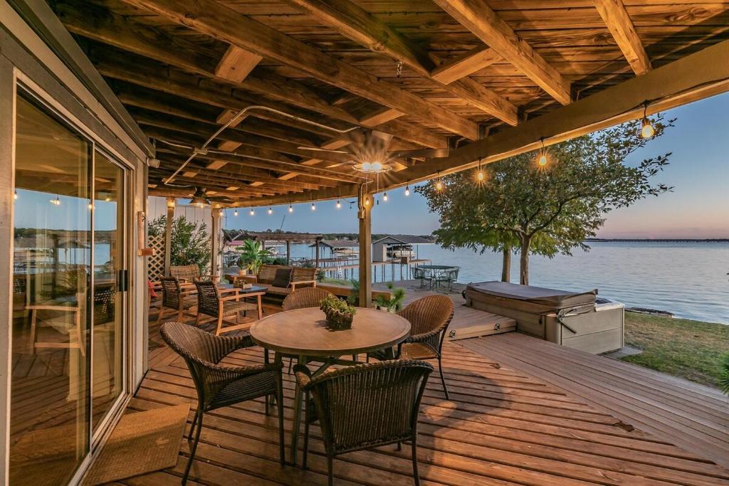 Gun Barrel City House | Lone Star Lake Cottage-NEW Trex Deck, boat dock