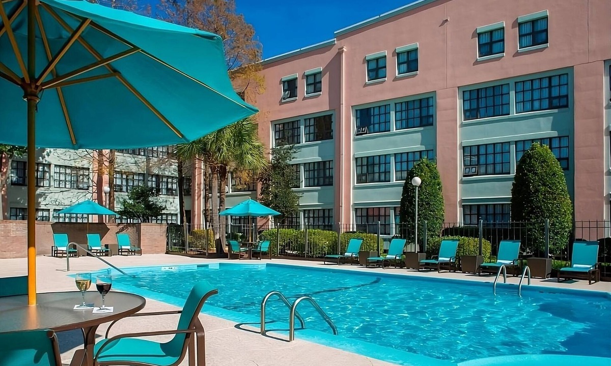 Arts/Warehouse District Hotel | Look No More! Two Family-friendly Suites with Full Kitchen and Free Breakfast!