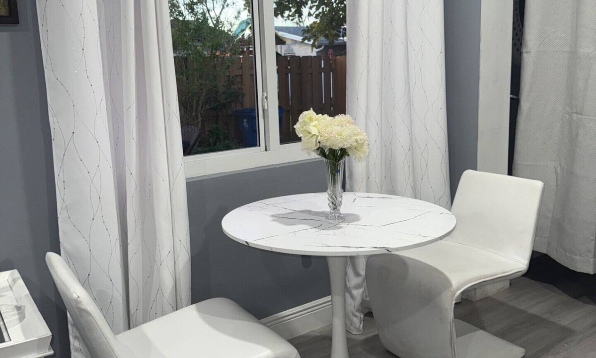 Sunrise Apartment | Lovely 1-bedroom with personal backyard in Sunrise