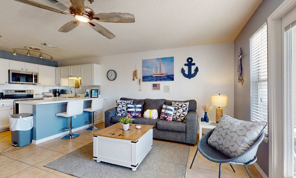 Crystal Beach Condo | Lovely condo near the beach with a pool, hot tub, central AC, & W&D