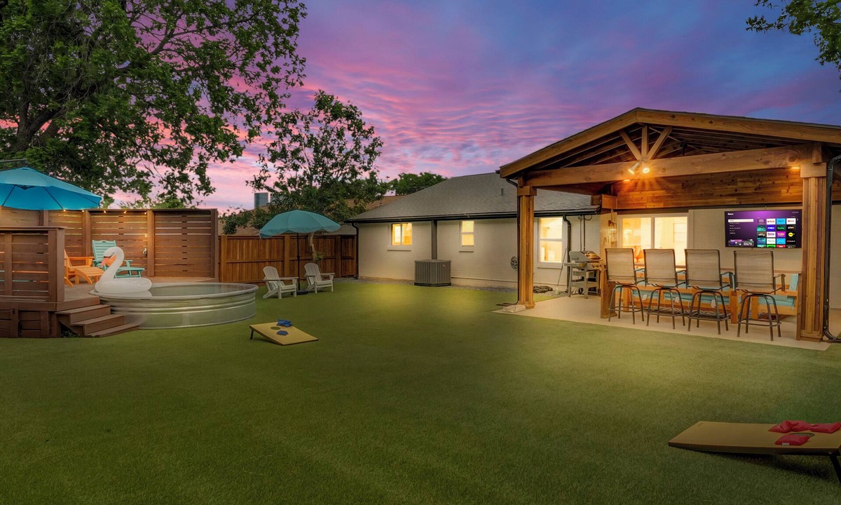 Arlington House | LUX Backyard Oasis, Pool, OutdoorTV, Covered Patio, Loungers, Walk to Stadiums