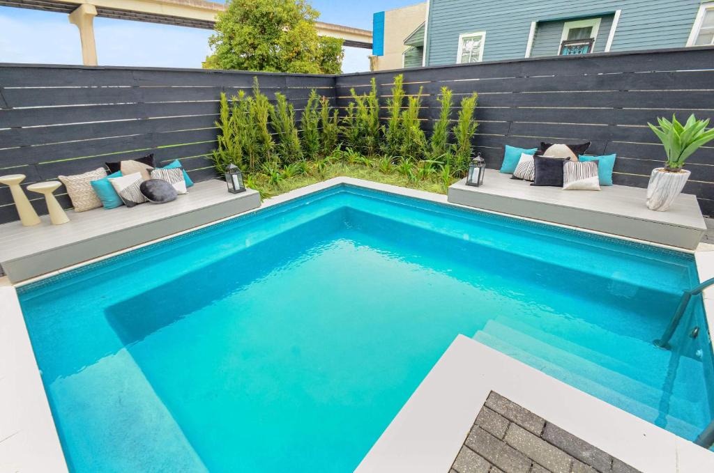 Faubourg Lafayette House | Luxe 19BR Combo & Private Backyard with Pool