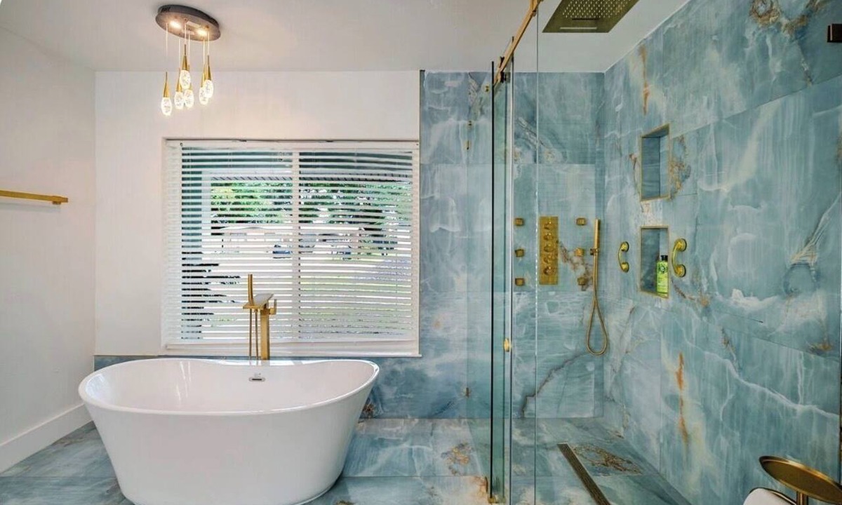 Egypt Lake-Leto House | Luxe Tampa Stay Designer Bath &Tube