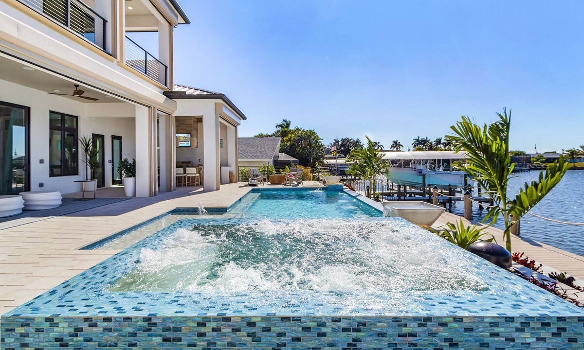 Eight Lakes House | Luxe Waterfront Escape with Heated Pool, Spa & Gulf Access - Villa Solara - Roelens